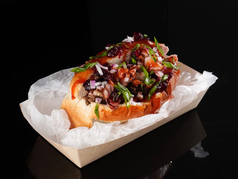 Хот-дог Бриошь с рваной свининой и клюквенным соусом