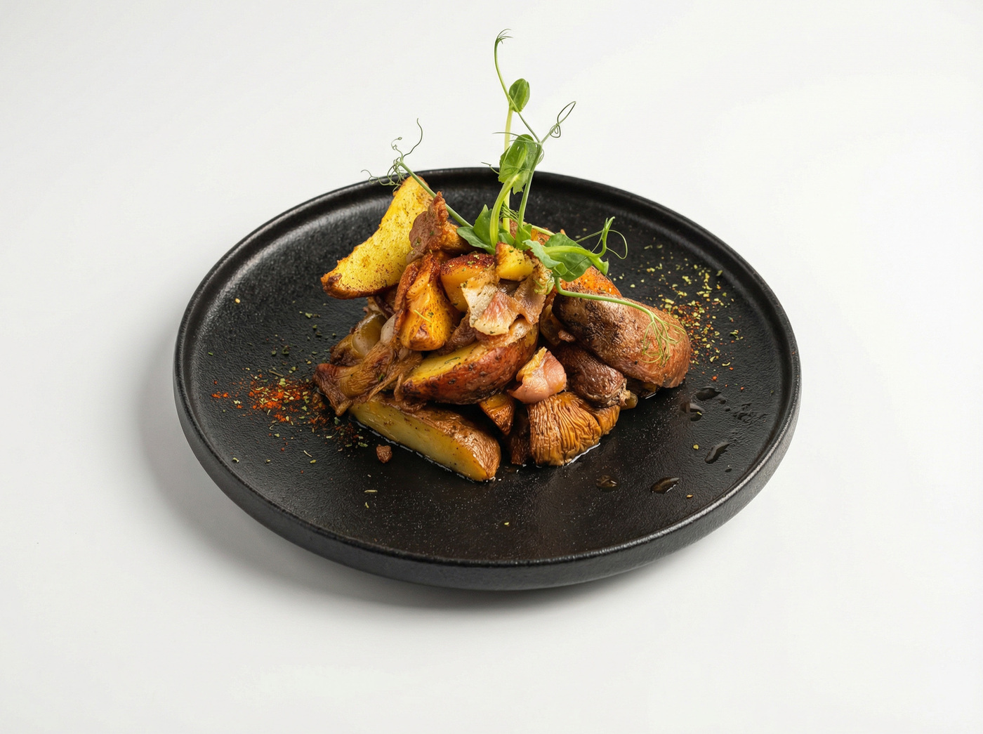 Картофель жаренный с лисичками и беконом